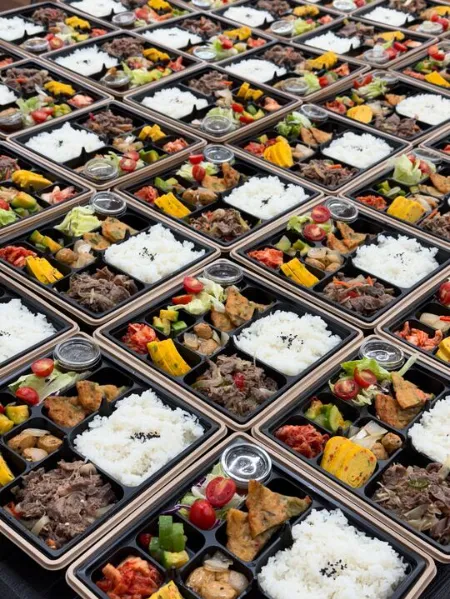 버섯 소불고기, 반찬과 샐러드가 담긴 한식 도시락 구성