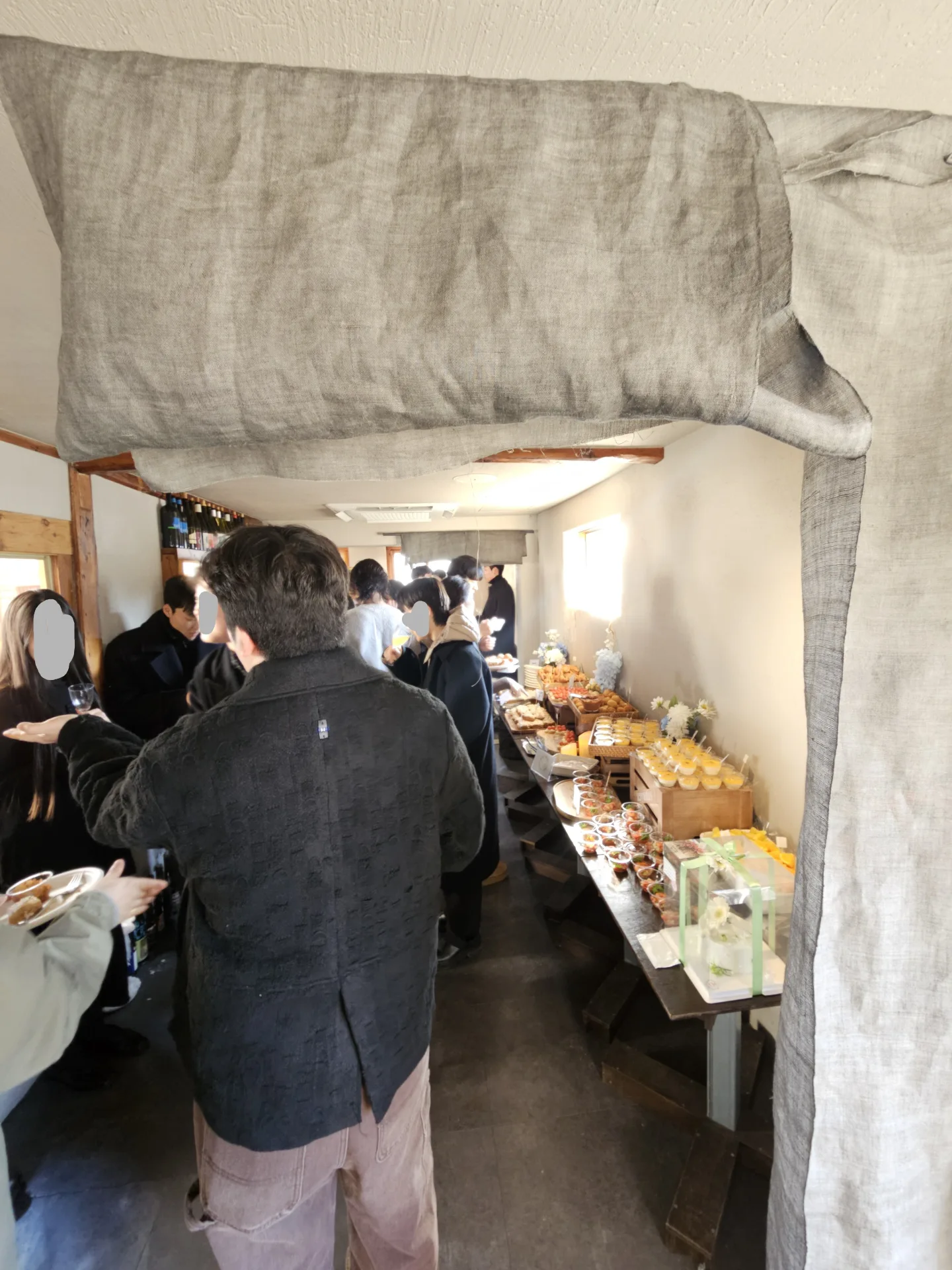 한옥 마루 위에 세팅된 와인파티 테이블