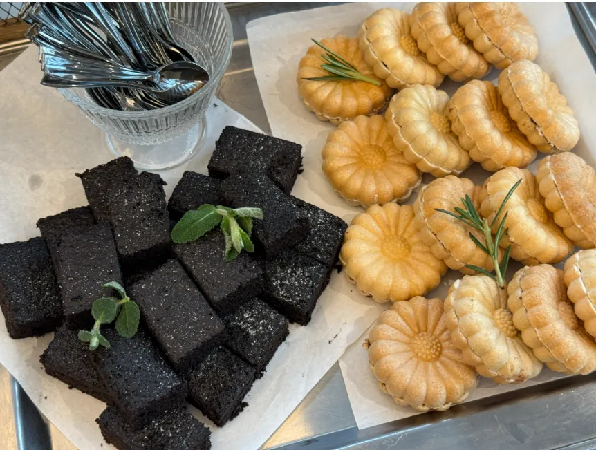 흑당 커스터드 푸딩, 브라우니 등 디저트 클로즈업