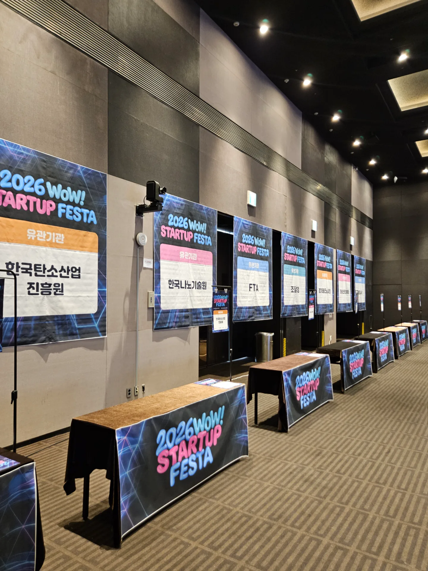 스페셜1 디저트 테이블 근접 샷
