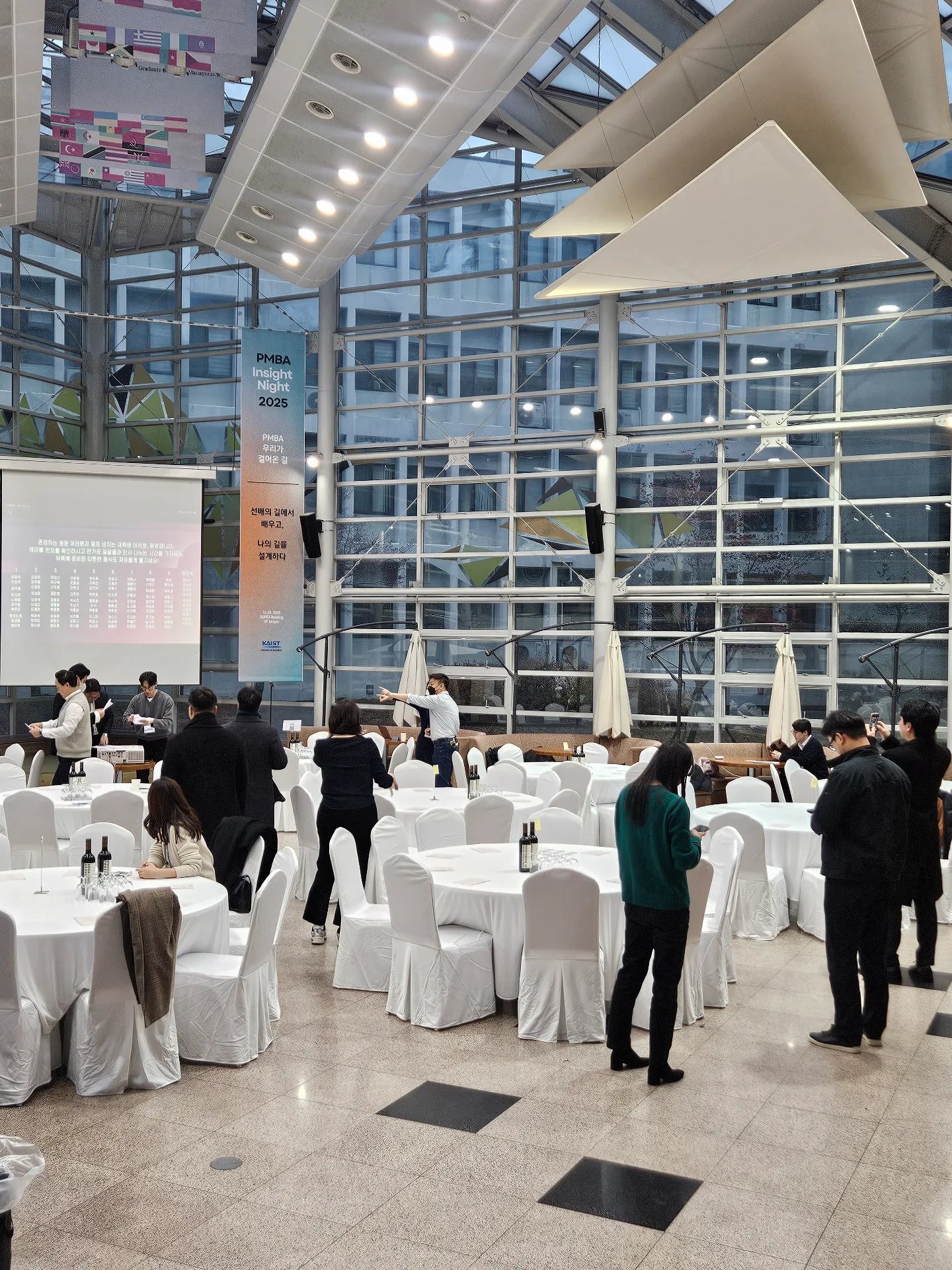 긴 뷔페 라인과 바 스테이션이 함께 보이는 전경