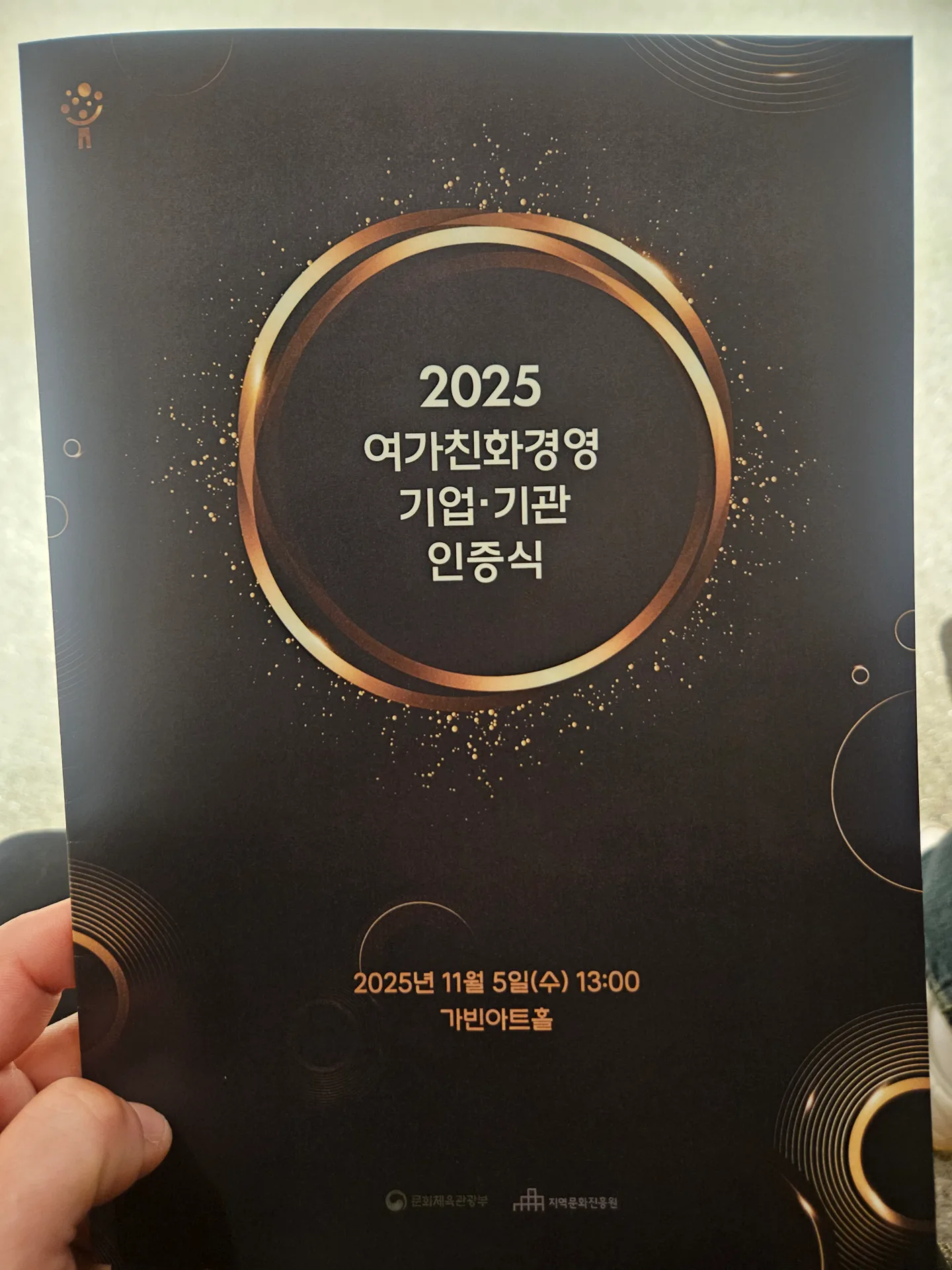 화이트 리넨과 실버 트레이로 구성한 디저트 테이블 디테일