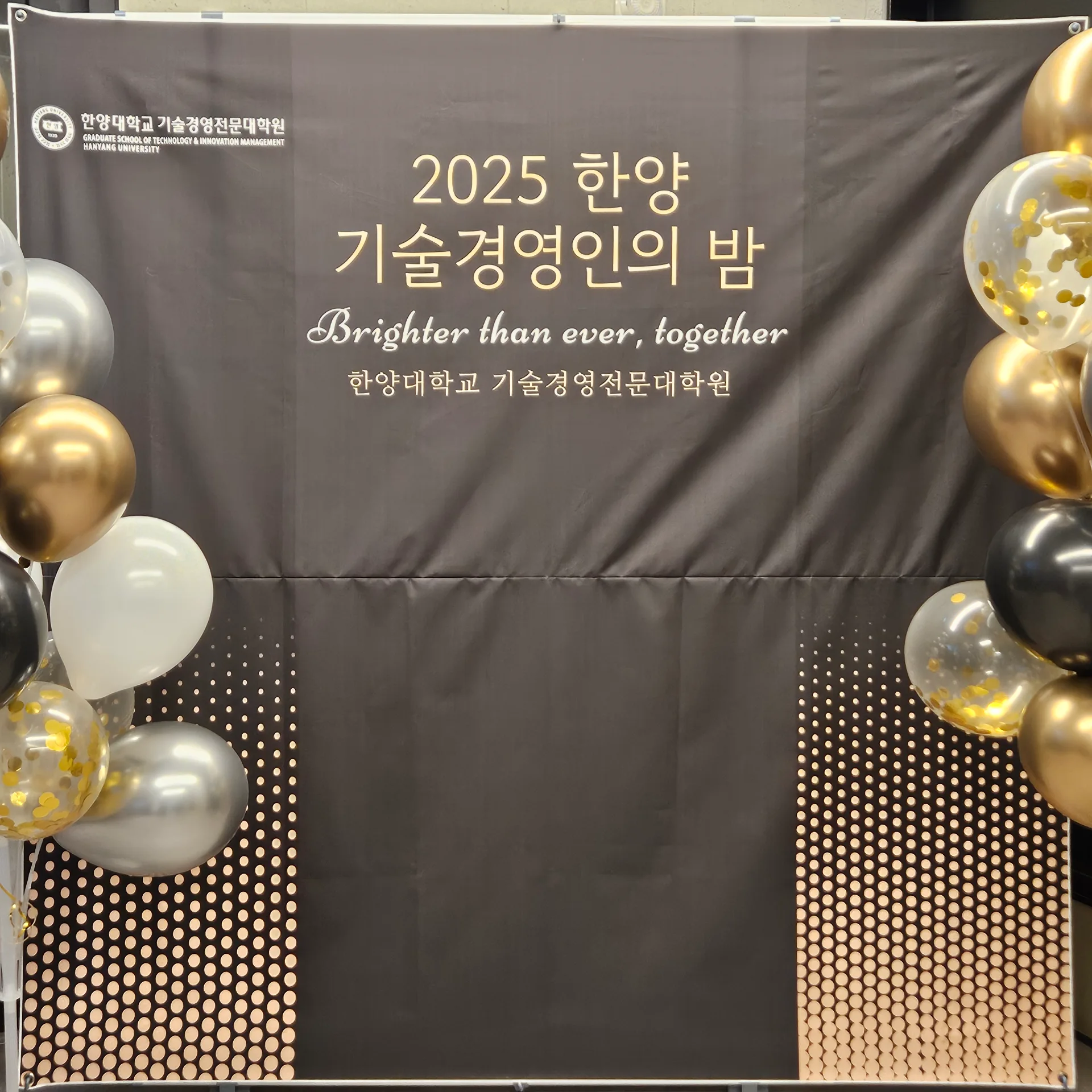 크로와상 치즈 샌드위치와 모듬 치즈 & 샤퀴테리 플래터 구성